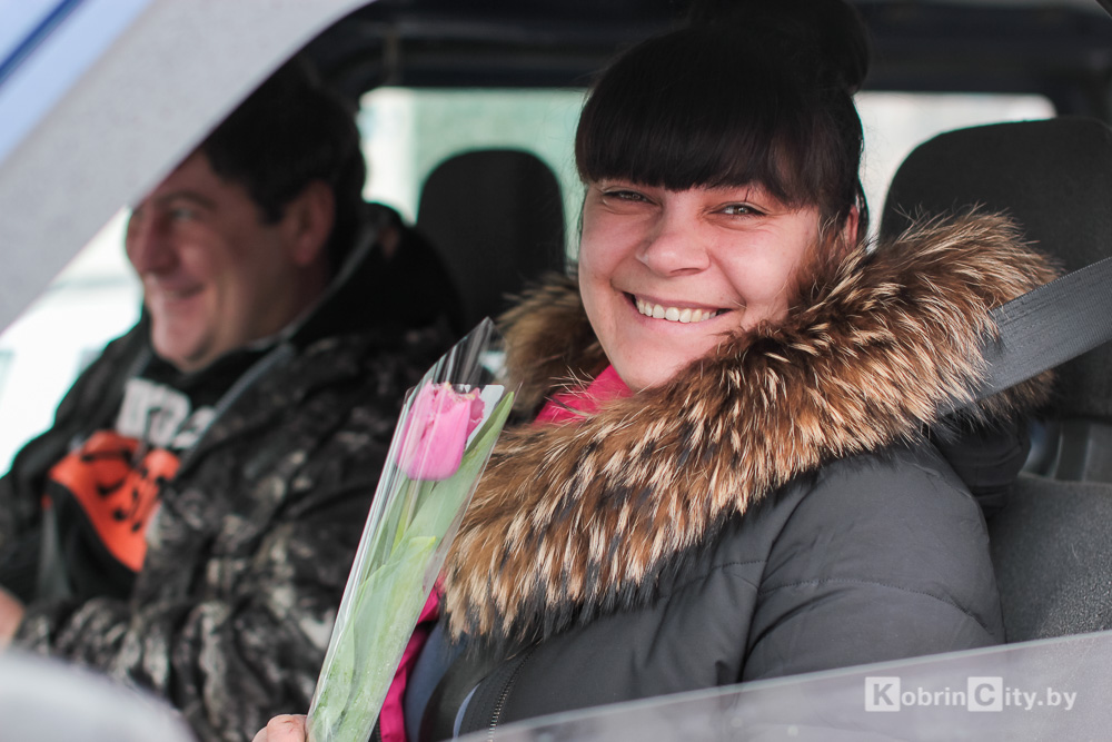 Сотрудники ГАИ Кобрина поздравили женщин с 8 марта