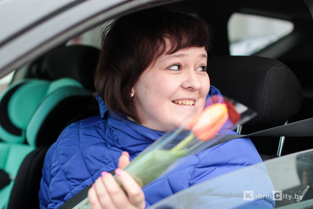 Сотрудники ГАИ Кобрина поздравили женщин с 8 марта