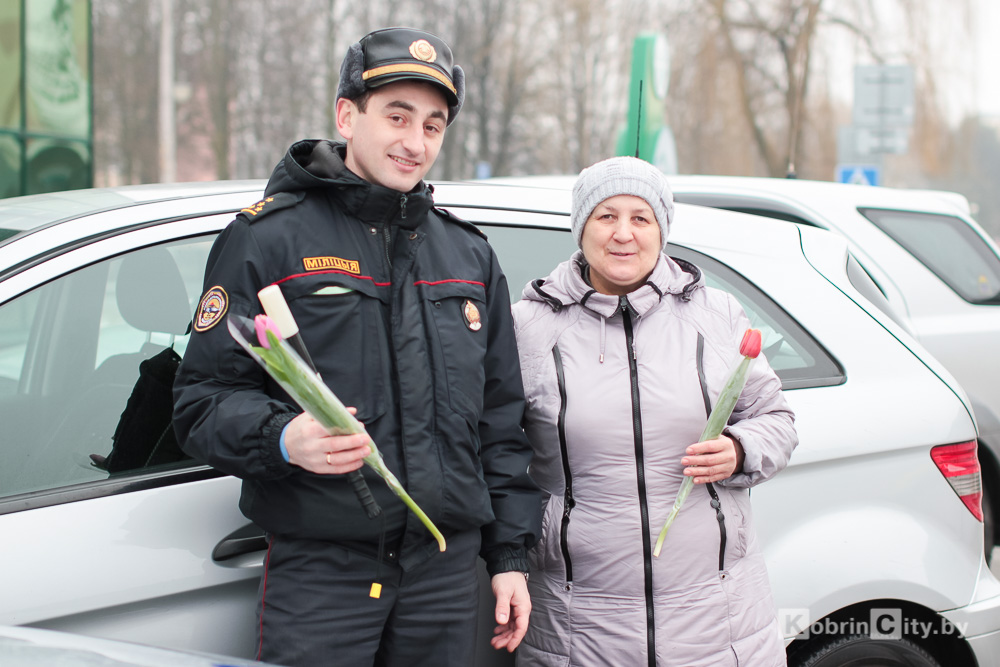 Сотрудники ГАИ Кобрина поздравили женщин с 8 марта