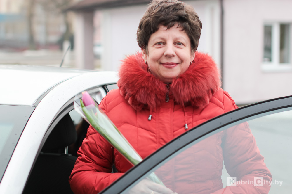 Сотрудники ГАИ Кобрина поздравили женщин с 8 марта