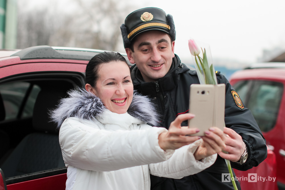 Сотрудники ГАИ Кобрина поздравили женщин с 8 марта