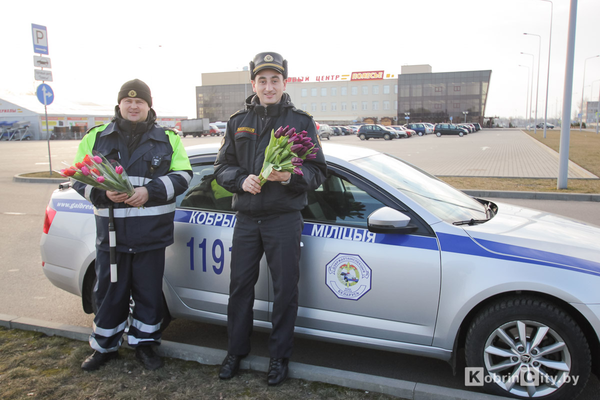 В руках цветы: сотрудники ГАИ поздравили кобринчанок с праздником весны