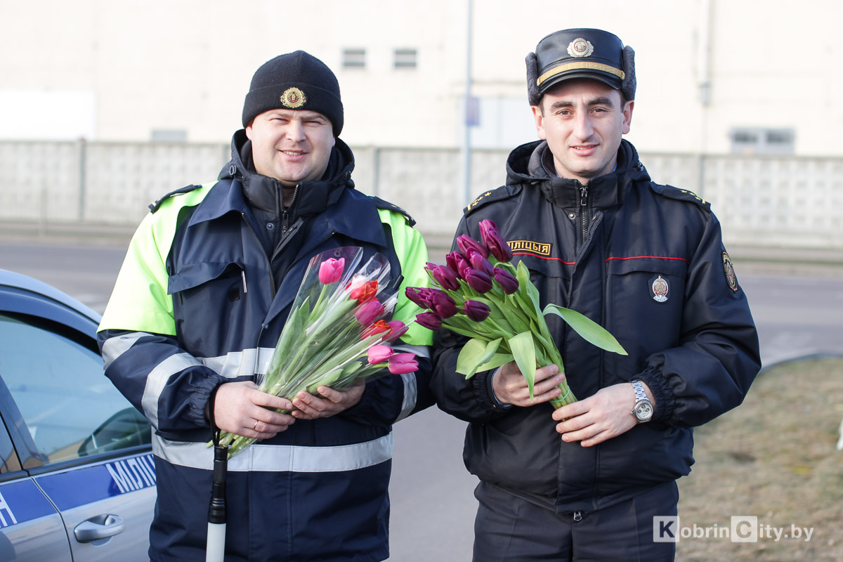 В руках цветы: сотрудники ГАИ поздравили кобринчанок с праздником весны