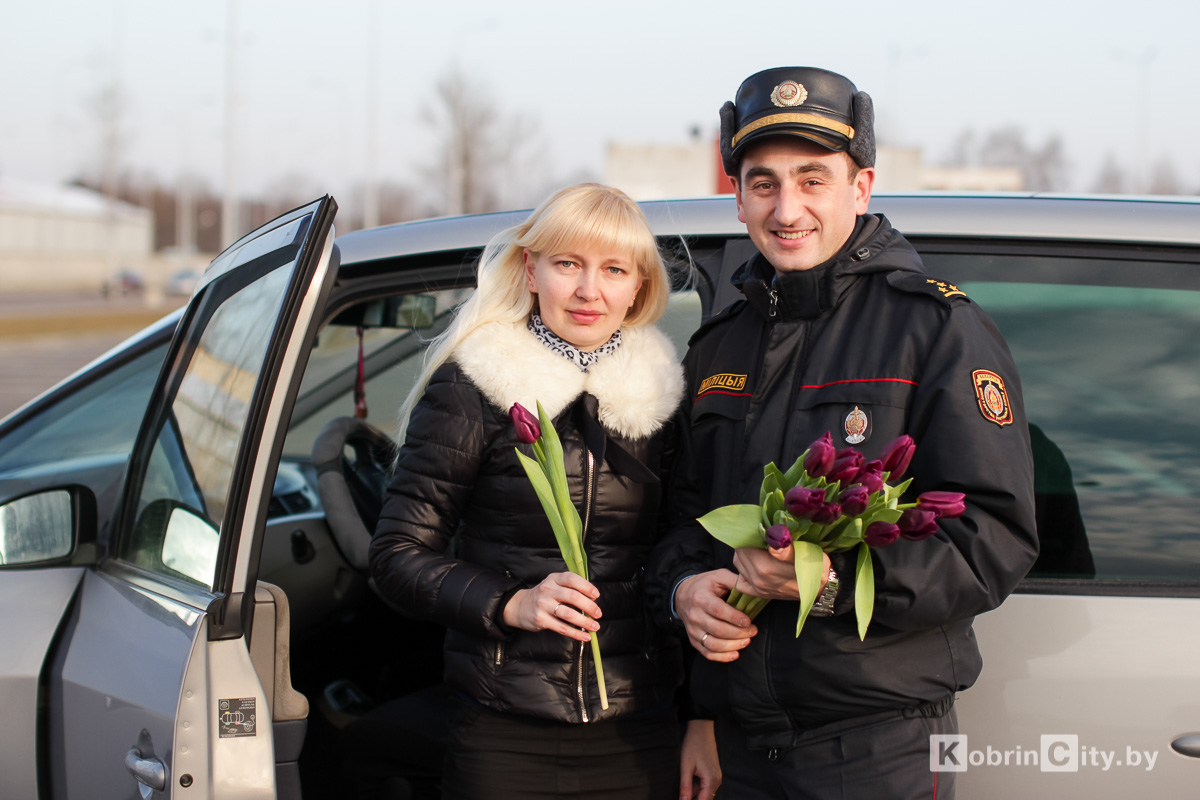В руках цветы: сотрудники ГАИ поздравили кобринчанок с праздником весны