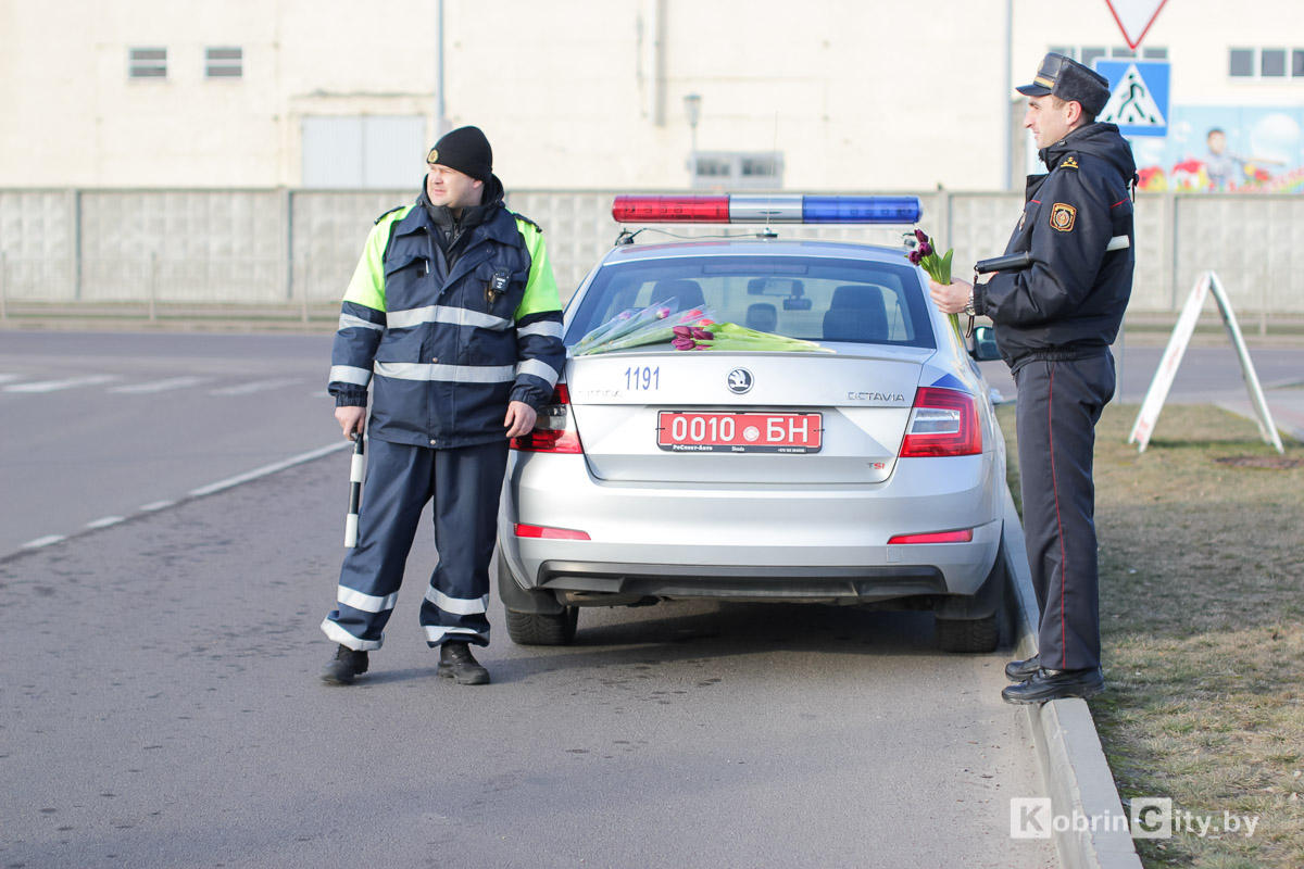 В руках цветы: сотрудники ГАИ поздравили кобринчанок с праздником весны