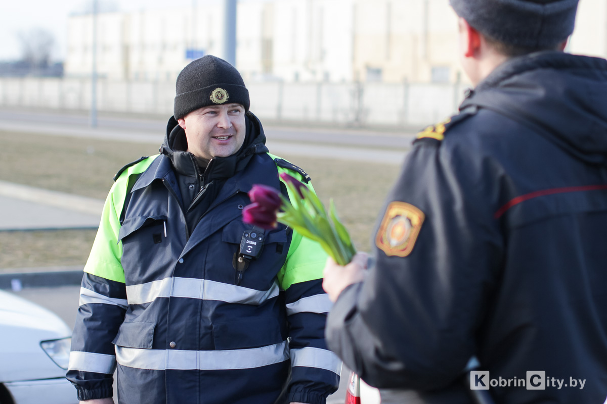 В руках цветы: сотрудники ГАИ поздравили кобринчанок с праздником весны
