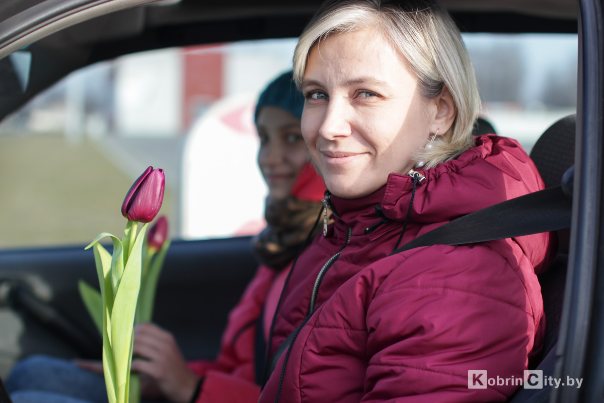 В руках цветы: сотрудники ГАИ поздравили кобринчанок с праздником весны