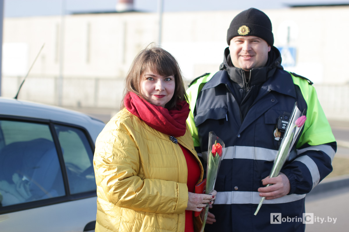 В руках цветы: сотрудники ГАИ поздравили кобринчанок с праздником весны