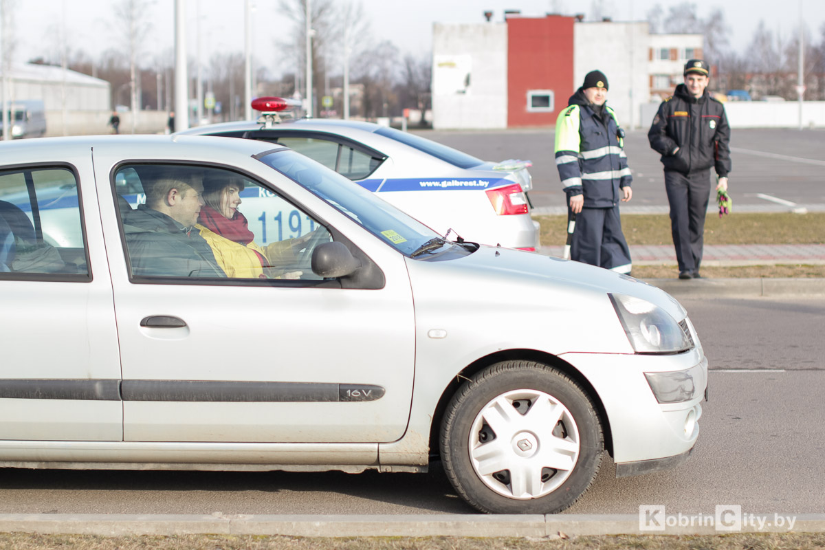 В руках цветы: сотрудники ГАИ поздравили кобринчанок с праздником весны