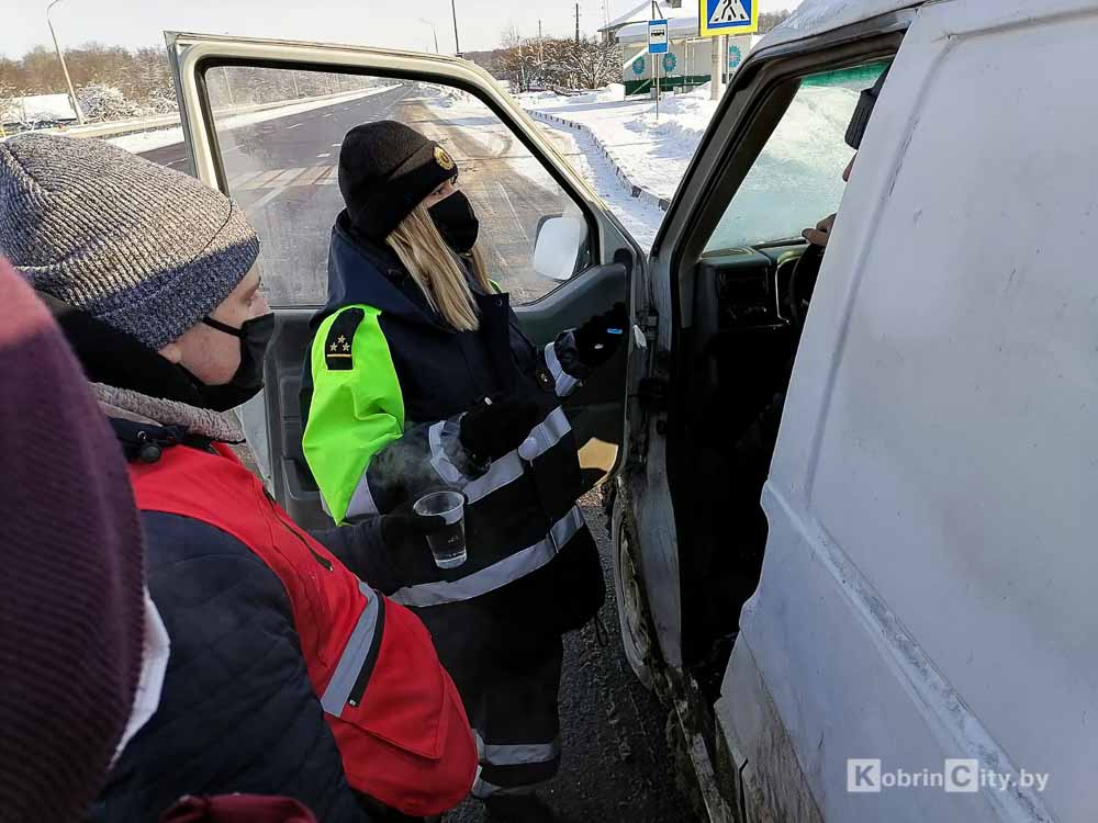 Инспекторы Кобринского отделения ГАИ вместе с волонтёрами БОКК раздают пешеходам и водителям горячий чай&nbsp;