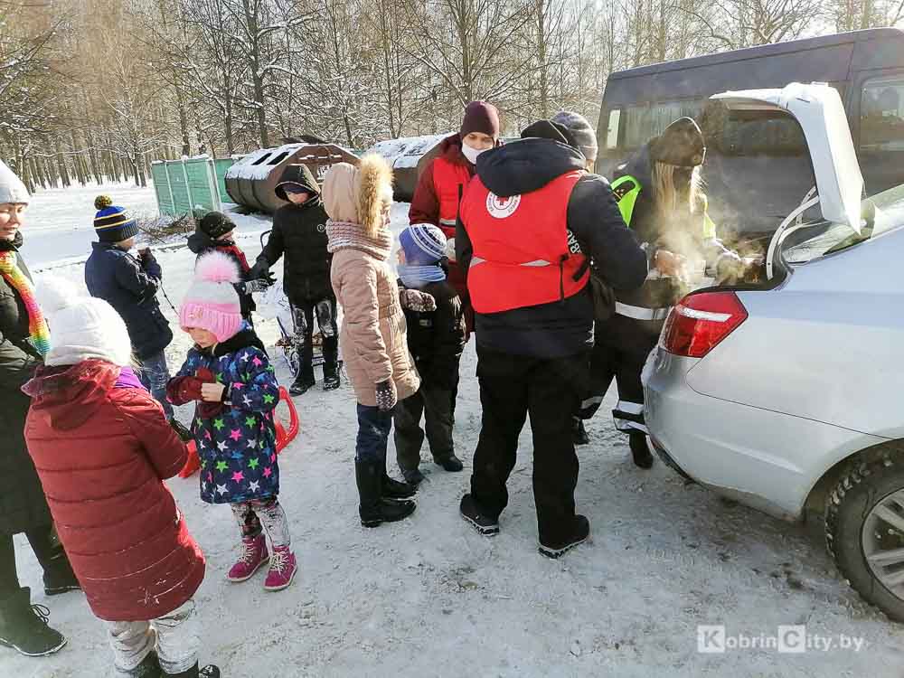 Инспекторы Кобринского отделения ГАИ вместе с волонтёрами БОКК раздают пешеходам и водителям горячий чай&nbsp;