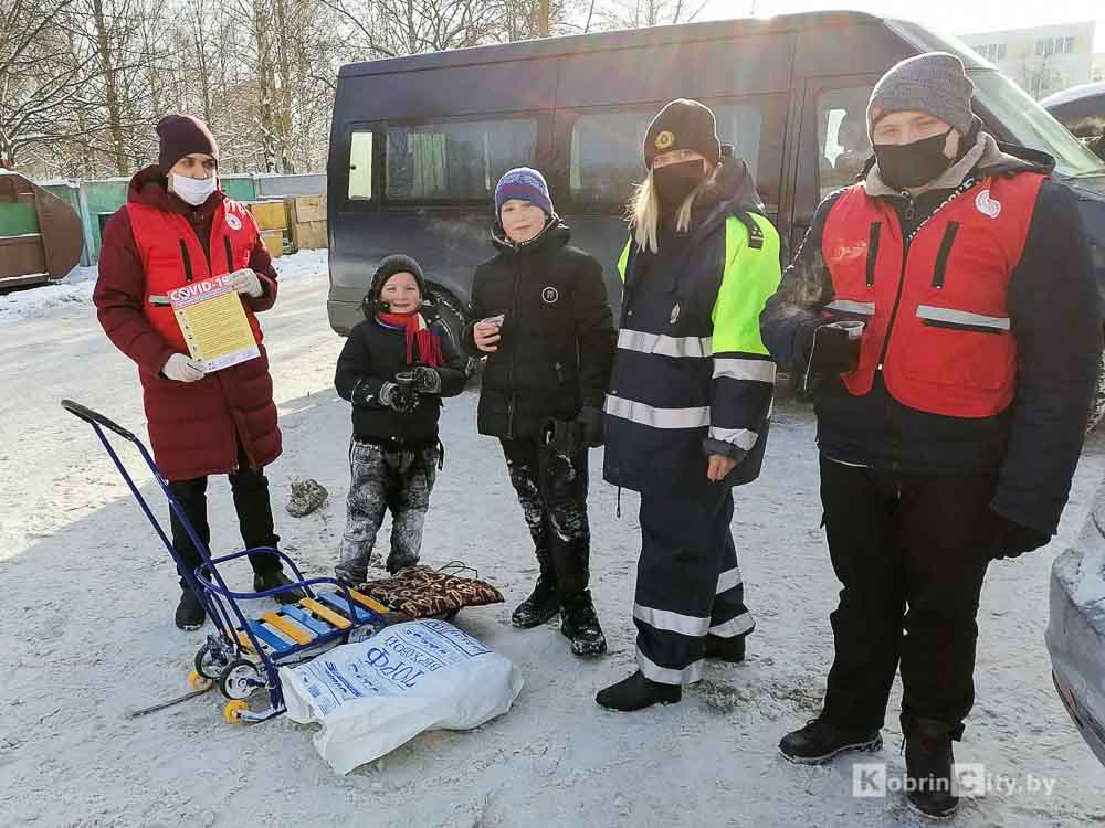 Инспекторы Кобринского отделения ГАИ вместе с волонтёрами БОКК раздают пешеходам и водителям горячий чай&nbsp;