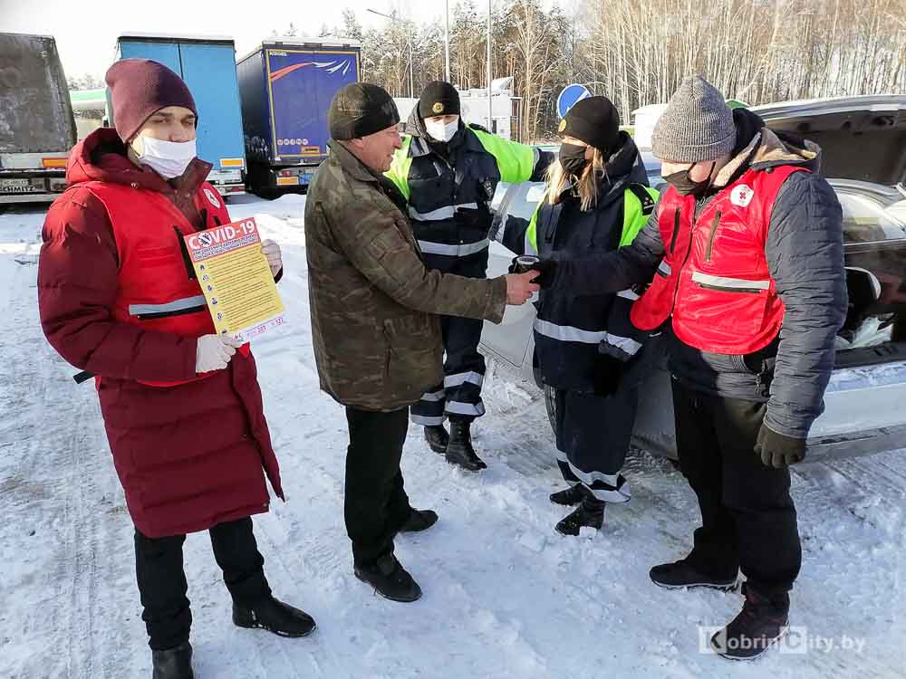 Инспекторы Кобринского отделения ГАИ вместе с волонтёрами БОКК раздают пешеходам и водителям горячий чай&nbsp;