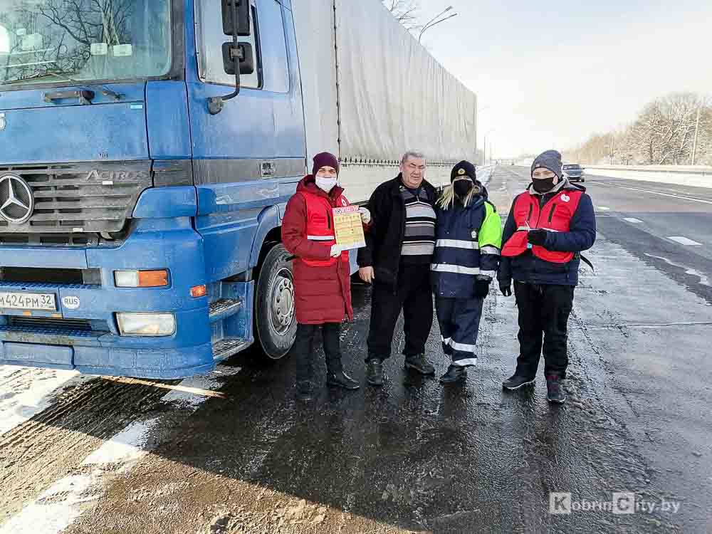 Инспекторы Кобринского отделения ГАИ вместе с волонтёрами БОКК раздают пешеходам и водителям горячий чай&nbsp;