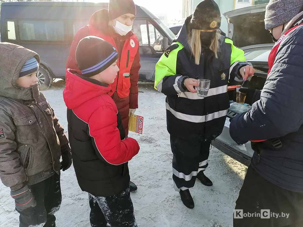 Инспекторы Кобринского отделения ГАИ вместе с волонтёрами БОКК раздают пешеходам и водителям горячий чай&nbsp;