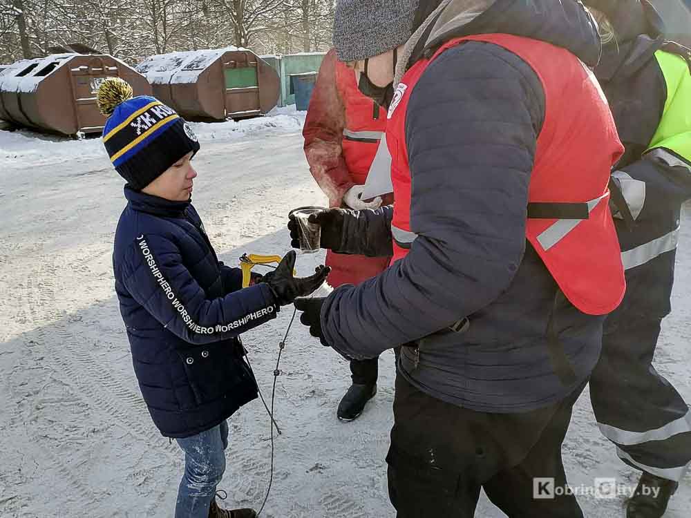 Инспекторы Кобринского отделения ГАИ вместе с волонтёрами БОКК раздают пешеходам и водителям горячий чай&nbsp;