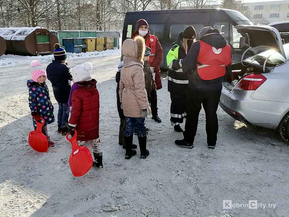 Инспекторы Кобринского отделения ГАИ вместе с волонтёрами БОКК раздают пешеходам и водителям горячий чай&nbsp;