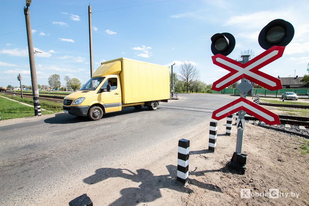 ГАИ Кобрина меняет знаки приоритета на перекрёстке Королёва - Привокзальная