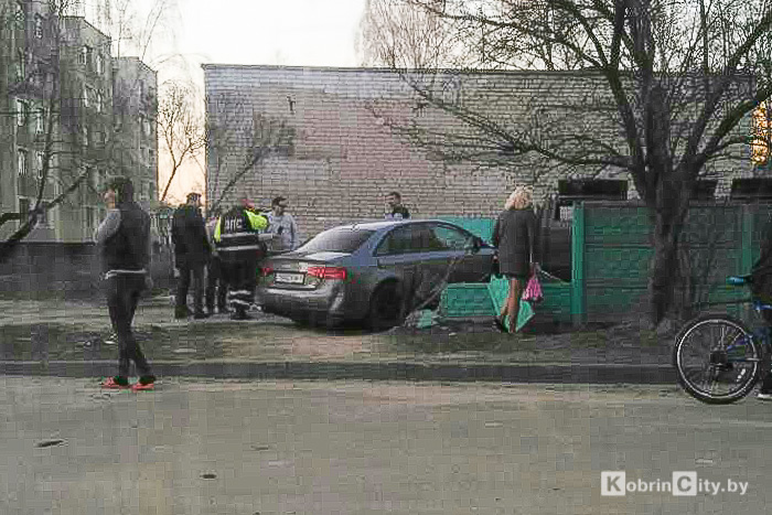 В Кобрине пьяный водитель, скрываясь от ГАИ, протаранил три автомобиля