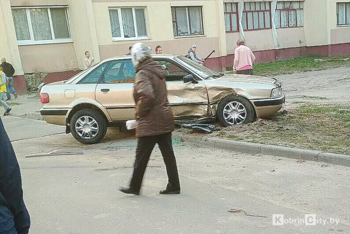 В Кобрине пьяный водитель, скрываясь от ГАИ, протаранил три автомобиля