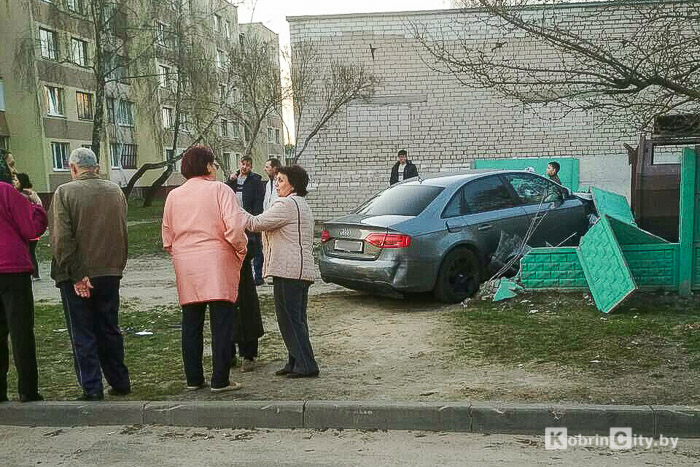 В Кобрине пьяный водитель, скрываясь от ГАИ, протаранил три автомобиля