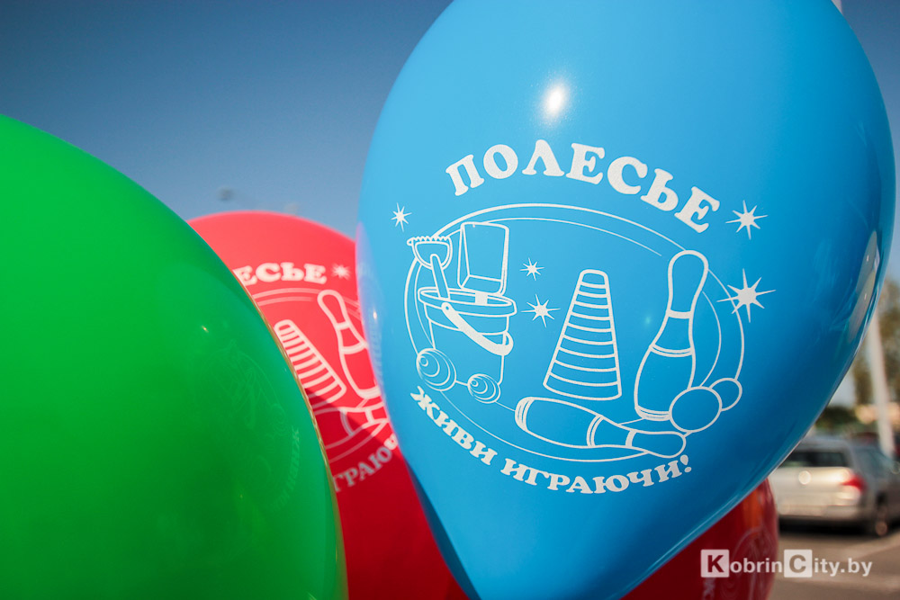 Подарки вместо штрафов. В Кобрине прошла акция ГАИ и «Полесья»