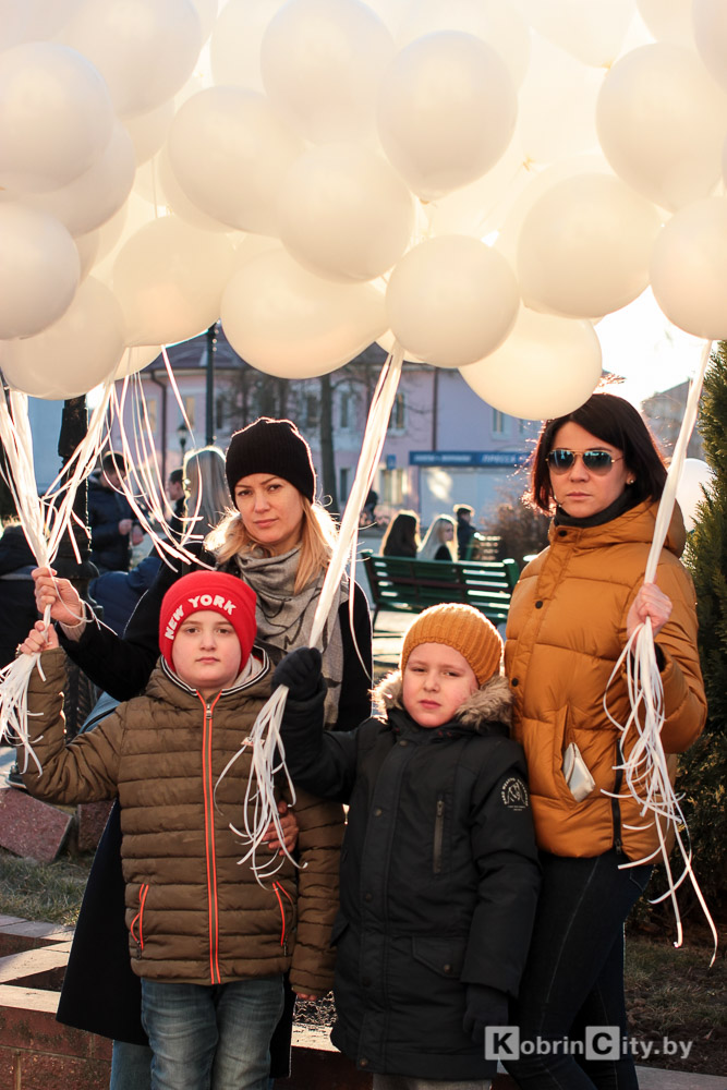 Кемерово, мы с тобой. В Кобрине запустили в небо белые шары