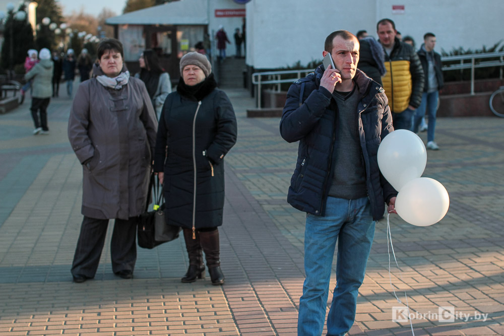 Кемерово, мы с тобой. В Кобрине запустили в небо белые шары