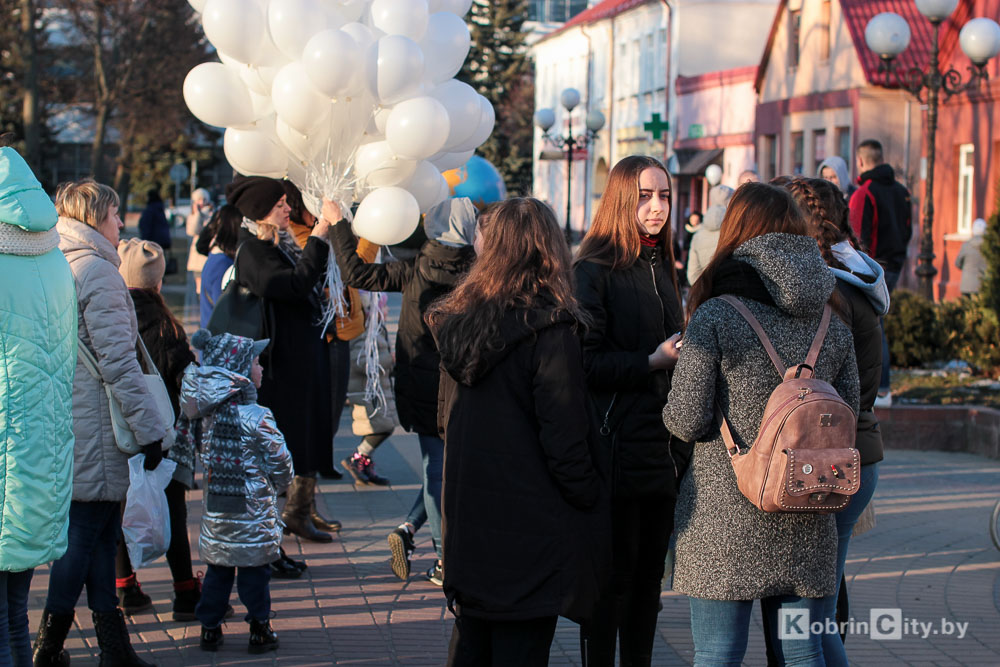 Кемерово, мы с тобой. В Кобрине запустили в небо белые шары