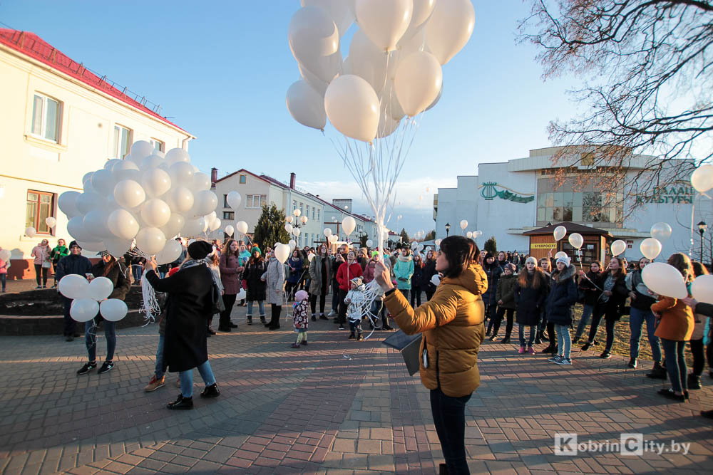 Кемерово, мы с тобой. В Кобрине запустили в небо белые шары