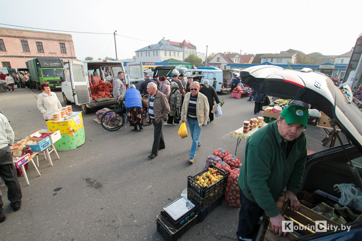Ярмарка в Кобрине на площади Матросова