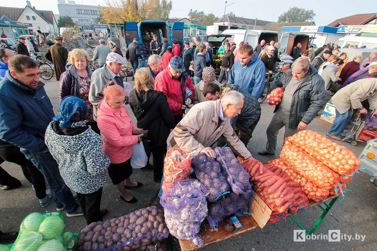 Ярмарка в Кобрине на площади Матросова