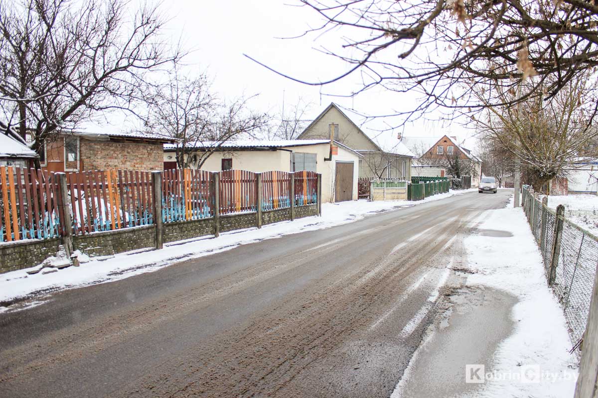 На Матросова в Кобрине возле Дискавери появился Кирпич