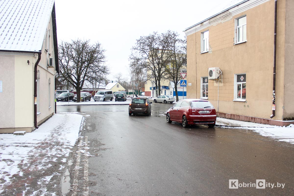 На Матросова в Кобрине возле Дискавери появился Кирпич
