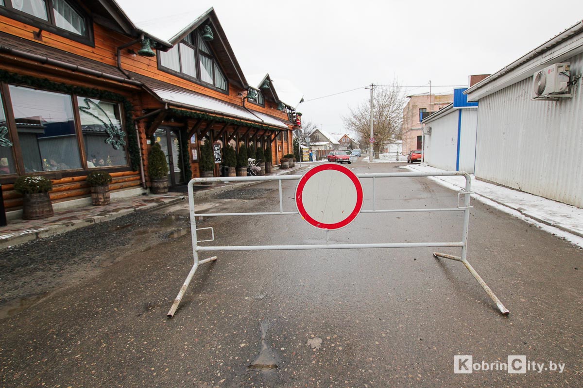 На Матросова в Кобрине возле Дискавери появился Кирпич