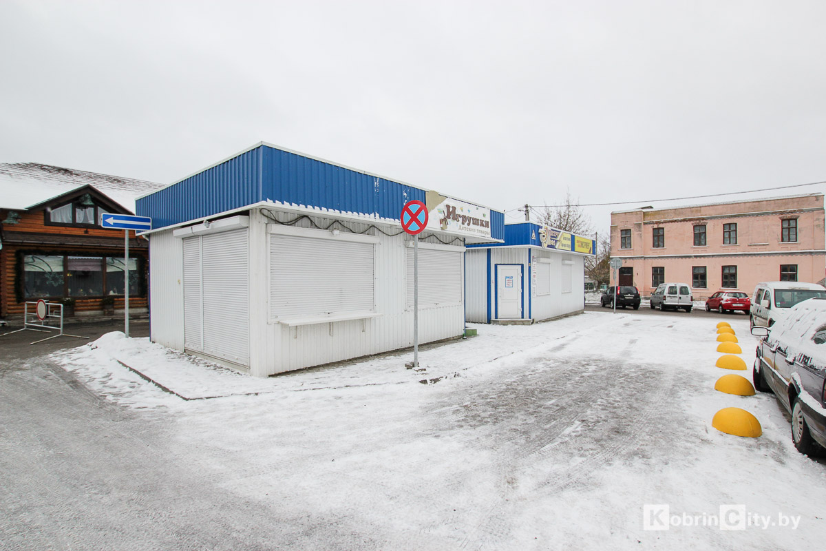 На Матросова в Кобрине возле Дискавери появился Кирпич