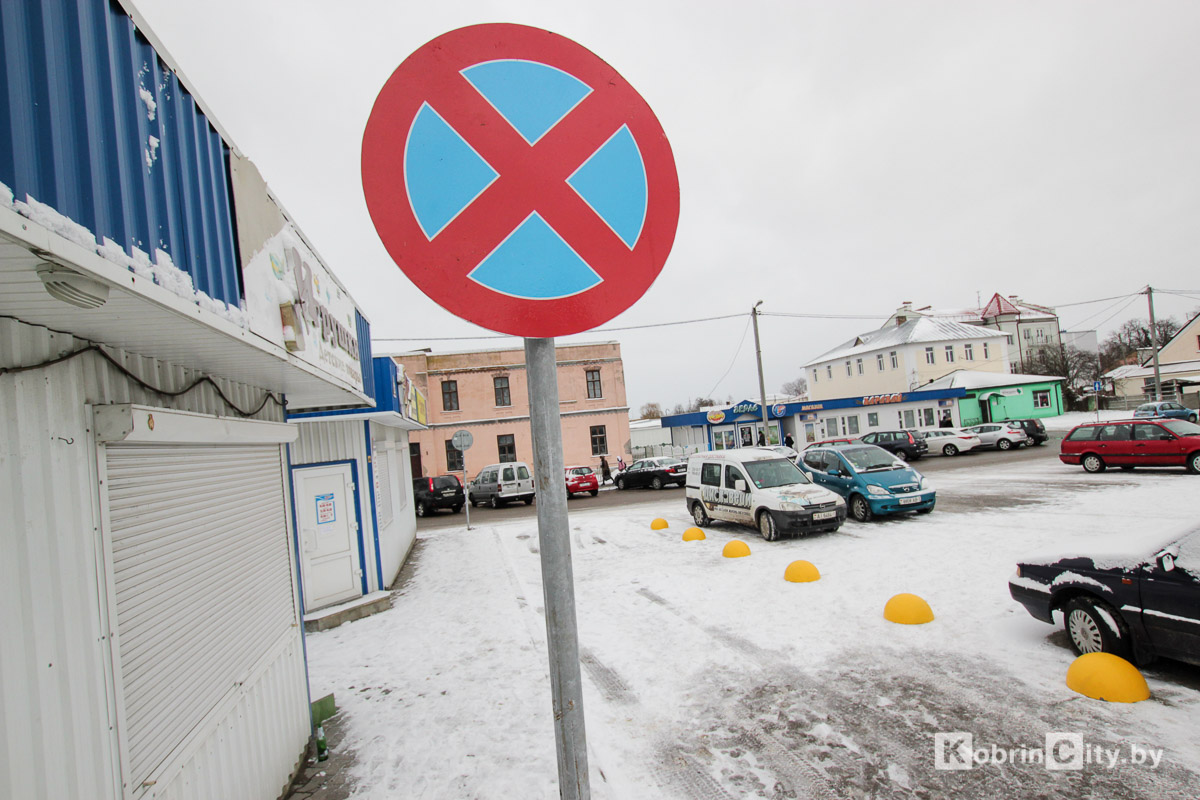 На Матросова в Кобрине возле Дискавери появился Кирпич