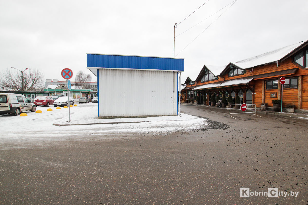 На Матросова в Кобрине возле Дискавери появился Кирпич
