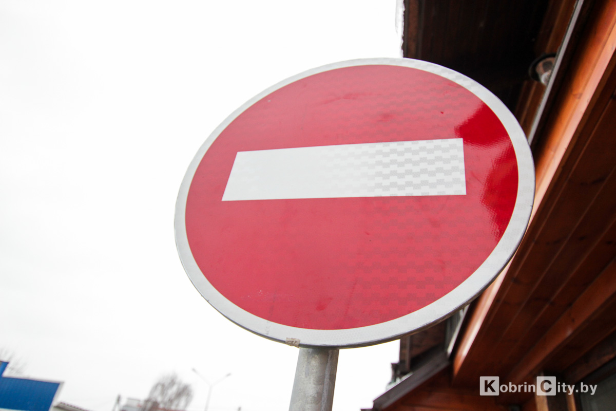 На Матросова в Кобрине возле Дискавери появился Кирпич