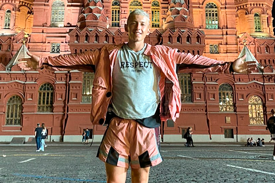 Добежал! Владислав Клундук на Красной площади. Кобринчанин завершил благотворительный забег из Витебска в Москву