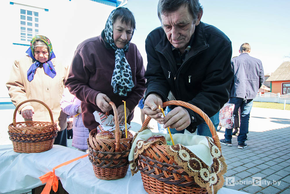 В храмах Кобрина освятили пасхальные куличи