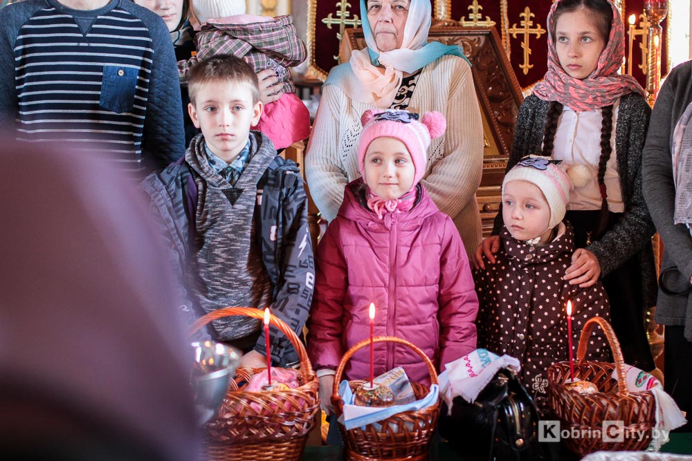 В храмах Кобрина освятили пасхальные куличи