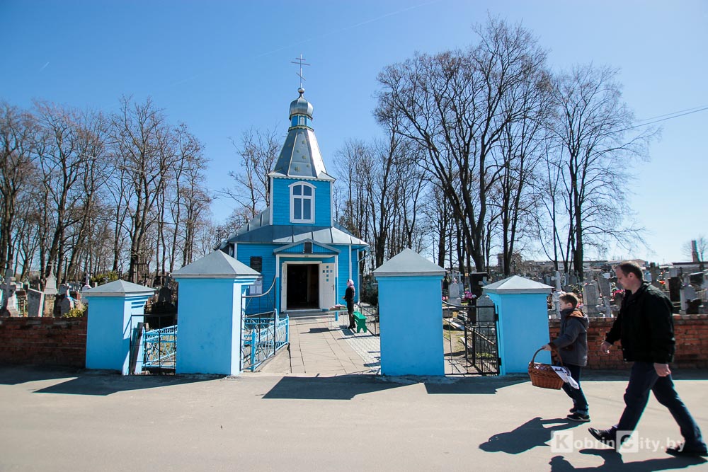 В храмах Кобрина освятили пасхальные куличи