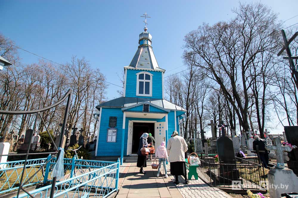 В храмах Кобрина освятили пасхальные куличи