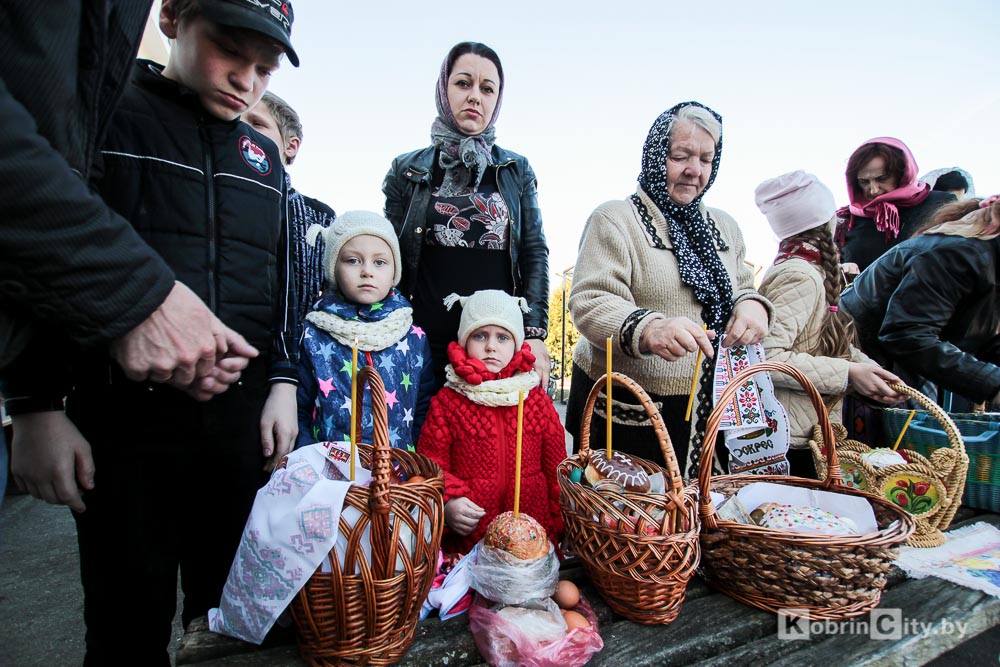 В храмах Кобрина освятили пасхальные куличи