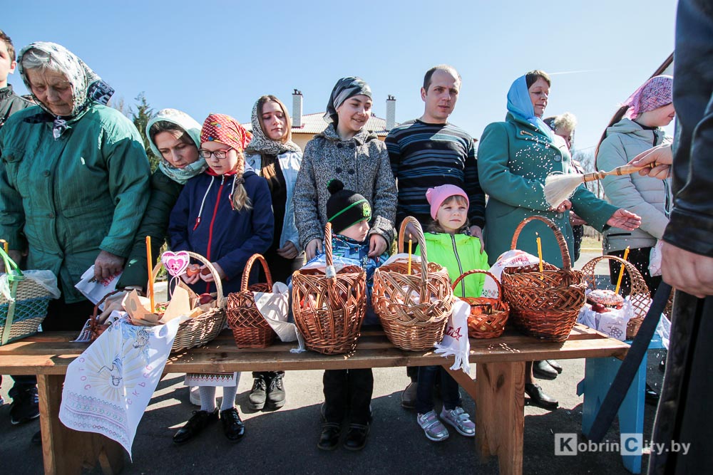 В храмах Кобрина освятили пасхальные куличи