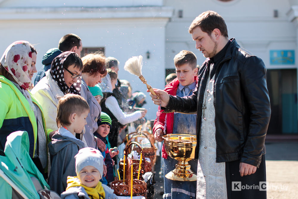 В храмах Кобрина освятили пасхальные куличи