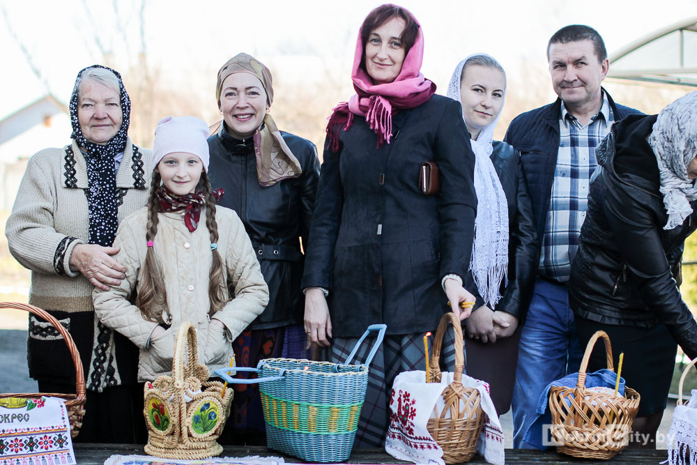 В храмах Кобрина освятили пасхальные куличи