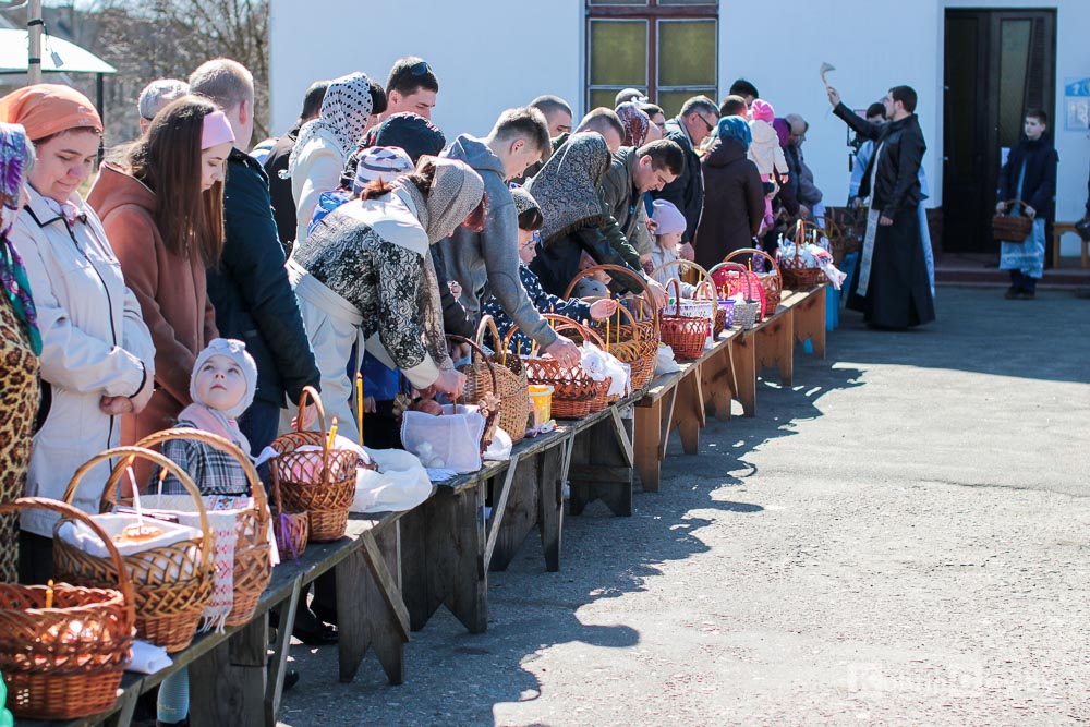 В храмах Кобрина освятили пасхальные куличи