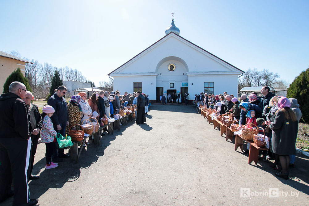 В храмах Кобрина освятили пасхальные куличи